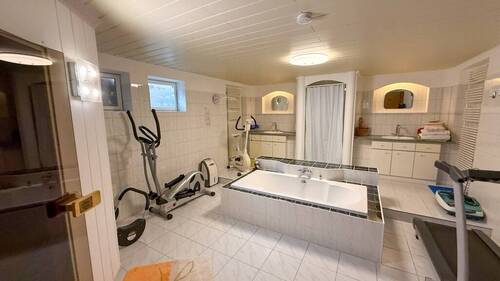 Wellnessbereich mit Sauna im Kellergeschoss - 