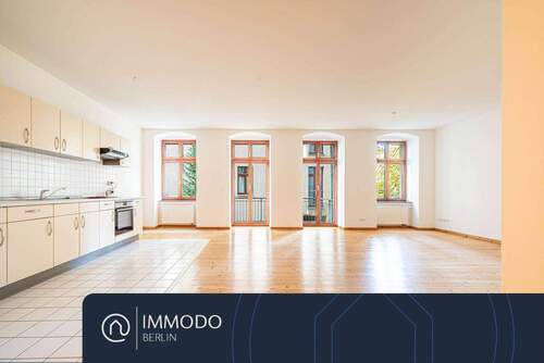 Wohnzimmer mit offener Küche - ?? Gelegenheit zwischen Kollwitz- & Senefelderplatz: Zentrale 2-Zi-AB mit Blk, EBK & Tageslichtbad