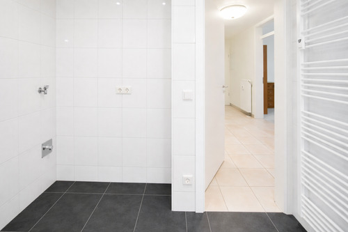 Waschmaschinenanschluss im Bad - Etagenwohnung mit 74,20 m&sup2; in Duisburg zum Kaufen