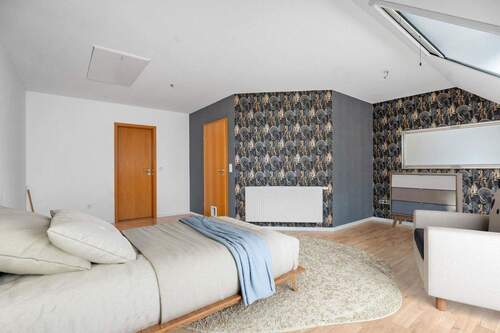 Schlafzimmer DG mit Möbeln - 