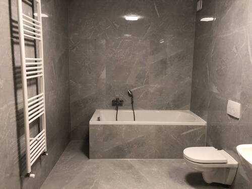 Badezimmer mit Badewanne - Exklusive 3-Zimmer Erdgeschoss Wohnung mit Terrasse! Im Kernsaniert Mehrfamilienhaus