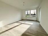 Wohnzimmer - Schöne 2-Zimmer-Wohnung mit Balkon!