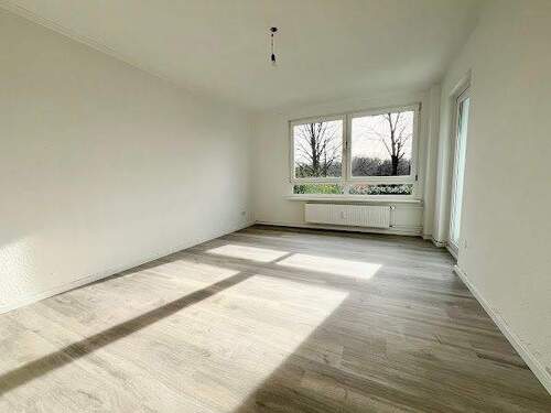 Wohnzimmer - Schöne 2-Zimmer-Wohnung mit Balkon!