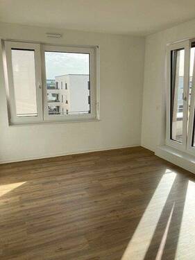 Schlafzimmer mit Zugang zur Loggia und einem weiteren Fenster - 