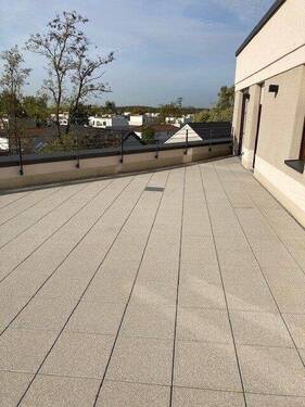 Balkon mit Blick über die Dächer der Wohnanlage - 