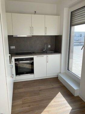 Einbauküche in weiß mit Zugang zur Loggia - Etagenwohnung mit 89,00 m² in Mannheim zur Miete