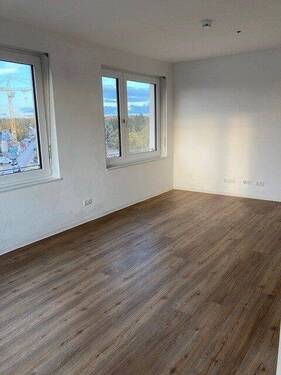 Wohnzimmer mit zwei Flügelfenstern - 