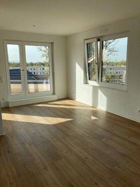 Wohnzimmer mit Zugang zur Loggia und ein weiteres Fenster - 