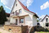 08 Hausansicht mit Terrasse - 