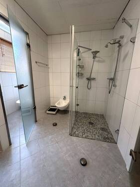 schickes Bad im EG - 