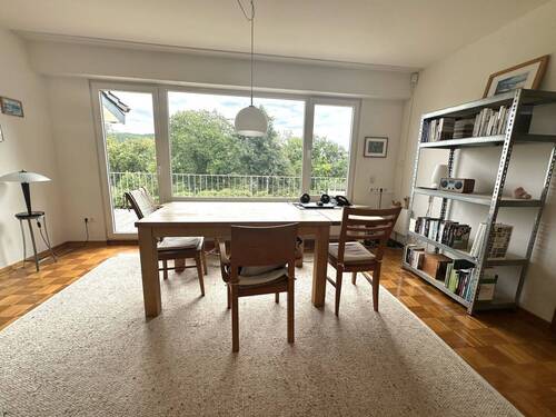 Esszimmer mit Zugang zum Balkon - 