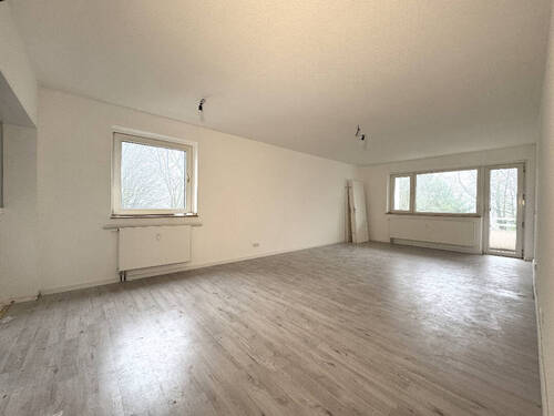 Wohnzimmer - Esszimmer.JPG - Bezugsfertig nach Sanierung: 3,5-Zimmer-Wohnung mit neuem Bad und Loggia in Gladbeck-Rentfort (1. OG links)