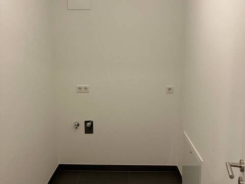 Abstellraum mit Waschmaschinenanschluss - 