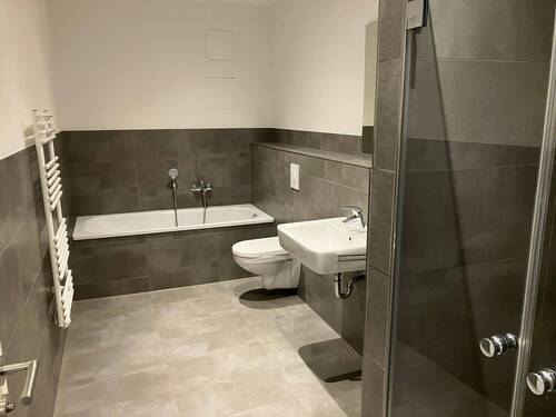 Bad mit Wanne und Dusche - 