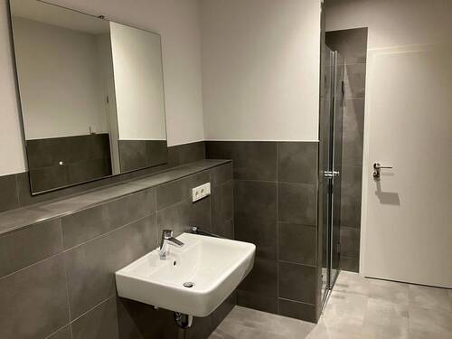 Bad mit Wanne und Dusche - 