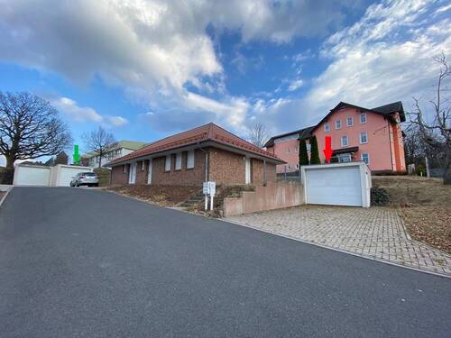 Ansicht mit Garage zu 3c (grün) u. 3d (rot) - 4 Zimmer Bungalow zum Kaufen in Oberhof