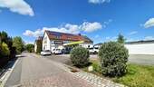 Aussenansicht_mit_Parkplatz.jpg - 