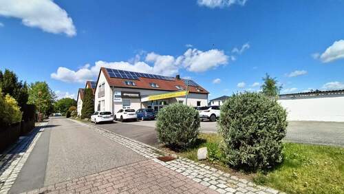 Aussenansicht_mit_Parkplatz.jpg - 