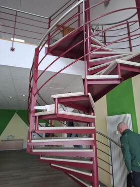 Verkaufsraum_EG_mit_Treppe_zum_OG.jpeg - Mehrfamilienhaus, Wohnhaus mit 1,12 m&sup2; in Kitzscher zum Kaufen