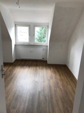 Zimmer mit zweiflügeligem Fenster und Ausblick ins Grüne.jpg - Schöne 3-Zimmer Dachgeschosswohnung zu vermieten