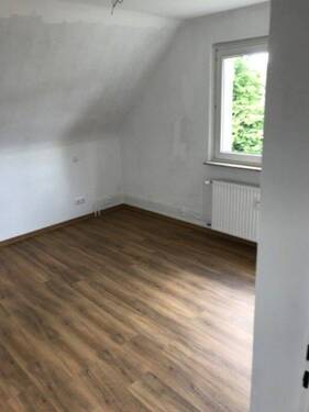 Blick in ein Zimmer mit Fenster und Aussicht ins Grüne.jpg - 3 Zimmer Etagenwohnung in Schlüchtern