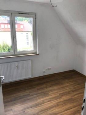 Zimmer mit Fenster und Boden in Holzoptik.jpg - Etagenwohnung mit 47,10 m² in Schlüchtern zur Miete