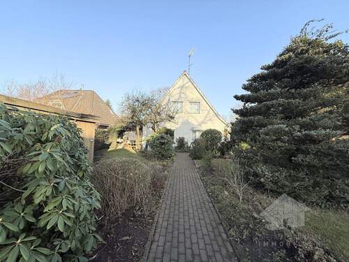 Hausansicht mit Vorgarten - 