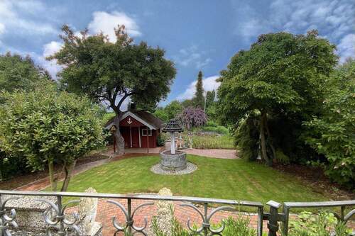 Blick in den Garten im Sommer - 