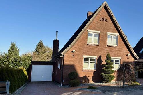 Einfahrt zur Garage - 4 Zimmer Einfamilienhaus zum Kaufen in Lübeck