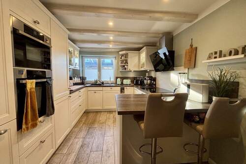 moderne Küche mit kleinem Essbereich - 