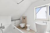 Das moderne Vollbad mit Fenster im OG.jpg - 