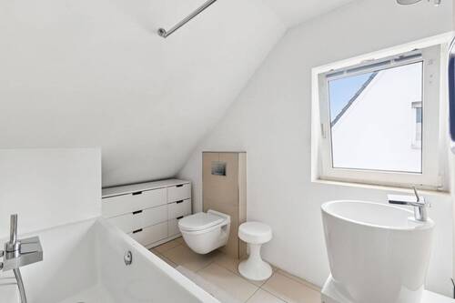 Das moderne Vollbad mit Fenster im OG.jpg - 