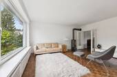 Lichtdurchfluteter Wohnbereich mit Kamin .jpg - 