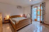 Schlafzimmer im 1. OG mit Zugang zum Wintergarten - 
