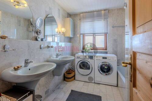 Tageslichtbad mit Dusche und Wanne - 