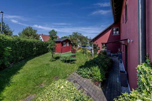 Garten vor dem Haus mit Gartenhütte - 