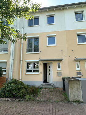 Eingangsseite - Zuhause zu verkaufen - Familienfreundliches Niedrigenergie-Reihenmittelhaus in gesuchter Lage