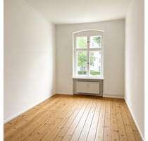 Prenzlauer Berg – Stilvoll sanierter Altbau mit Gartenblick: 2 Zimmer, Parkett & Toplage am Kollwitzplatz - Berlin