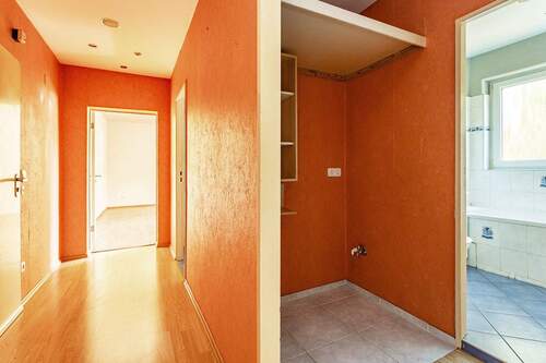 Flur mit Abstellkammer - 