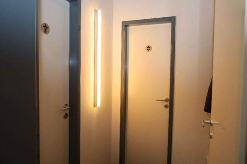 Sanitärräume und Garderobe - 