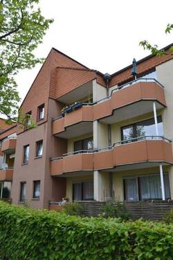 Platz des Friedens 4 - Außenansicht auf die Balkonseite eines mehrgeschossigen Wohngebäudes - Kleine aber Fein: 1,5-Zimmerwohnung in zentraler Lage in der Fußgängerzone von Altenbauna