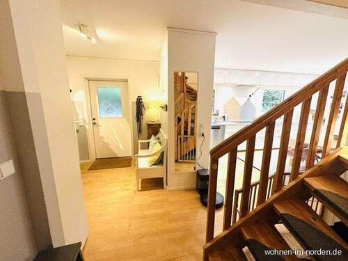 Eingangsflur mit Treppe - 