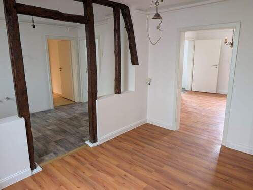 offener Küchenbereich mit freigelegten Holzbalken - 