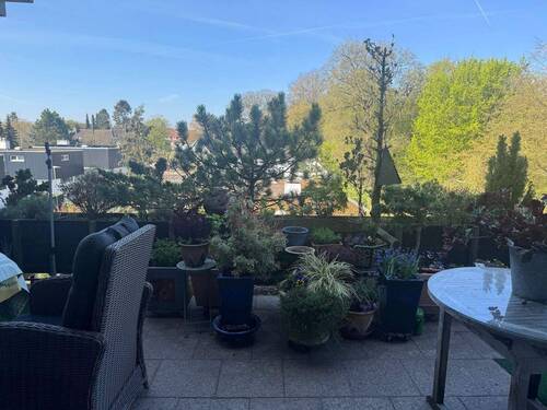 Balkon mit Ausblick ins Grüne - 3 - Zi ETW , großzügiges, lichtdurchflutetes, offenes Wohnen mit Balkonen, Aufzug , Wellnessbereich mit Pool & Sauna , mitten im Grünen in Kirchrode