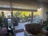 Wohnzimmer mit Ausgang zum Balkon - 