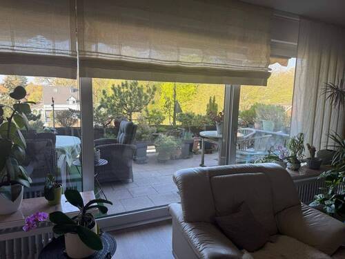Wohnzimmer mit Ausgang zum Balkon - 