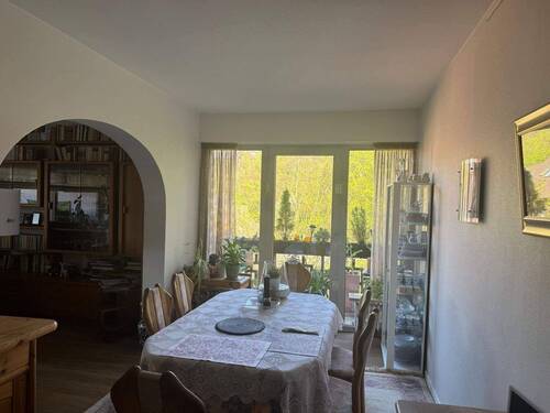 Esszimmer mit einem kleine Balkon - 