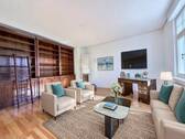Wohnzimmer mit Bibliothek mit KI - 