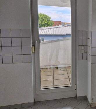 Küche mit Balkon - 2 Zimmer Etagenwohnung zur Miete in Leipzig
