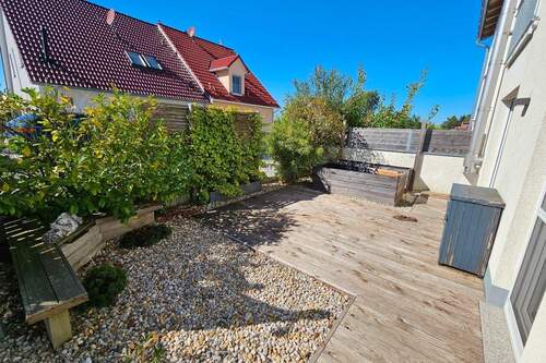 Blick auf die (West-)Terrasse - Ihr neues Zuhause: Moderne Doppelhaushälfte (KfW-55-Standard) zu vermieten!!